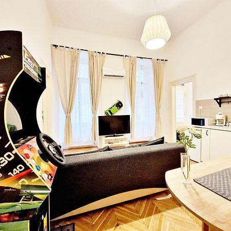 Free Parking Sega Rally Apartment Boedapest Buitenkant foto