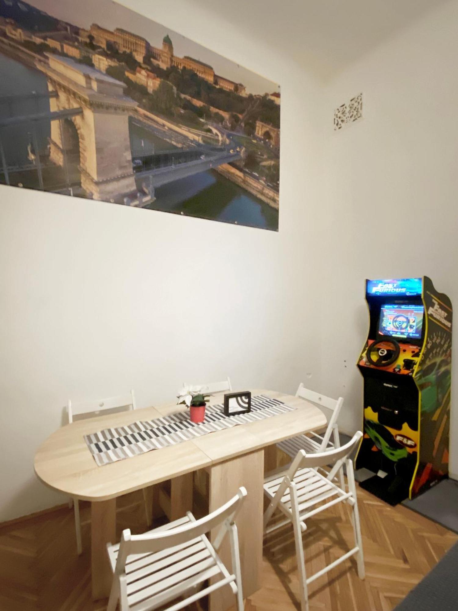 Free Parking Sega Rally Apartment Boedapest Buitenkant foto