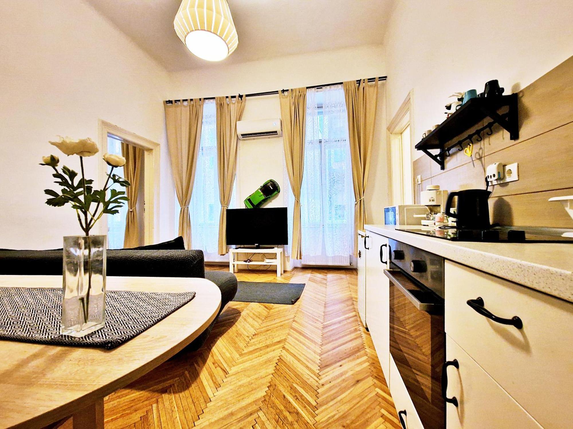 Free Parking Sega Rally Apartment Boedapest Buitenkant foto
